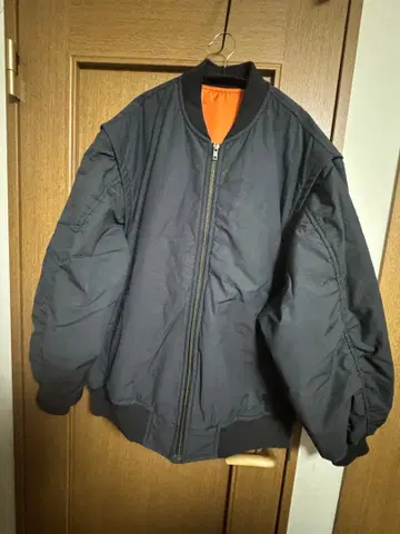 MA-1 스타일 블랙 자켓 오렌지 안감