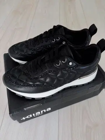 diana 블랙 퀼팅 스니커즈