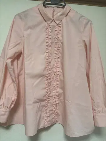 프릴이 달린 핑크색 긴팔 셔츠