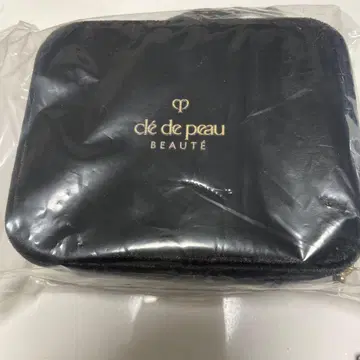 끌레드뽀 보떼 블랙 파우치 2025