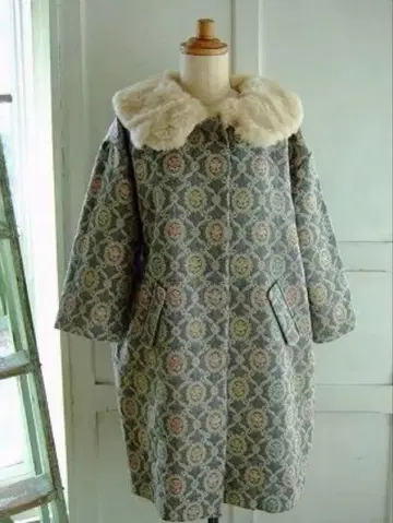 네세세아 Liliane 꽃무늬 자카드 코트