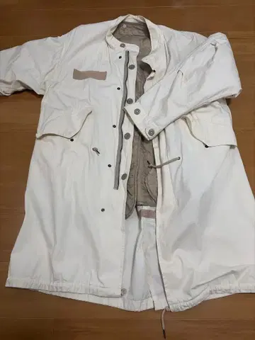 GU 화이트 롱 모즈 코트