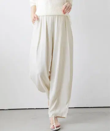 아이보리 와이드 팬츠 드레이프 디자인