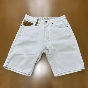 Ell's 화이트 숏팬츠