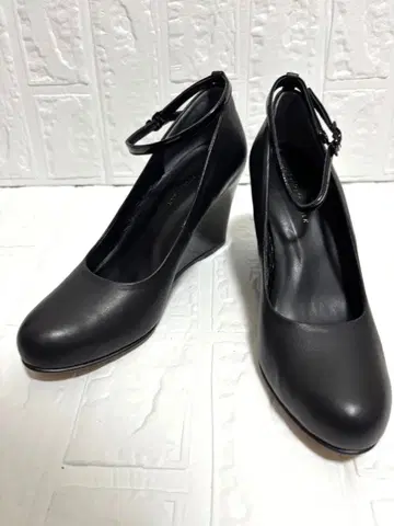 컨디션 최상 가죽 블랙 펌프스 웨지솔 앵클 스트랩 포함