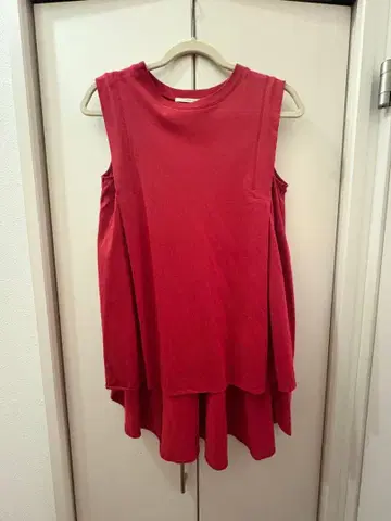 GALLARDAGALANTE 빨간색 슬리브리스 플레어 상의