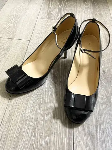 케이트 스페이드 블랙 에나멜 메리제인 펌프스