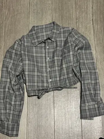 체크 무늬 크롭 긴팔 셔츠 그레이 계열