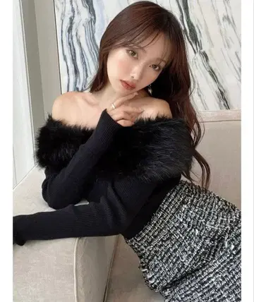 RESEXXY 인조 모피 오프숄더 니트탑