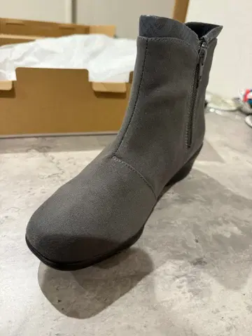 차콜 지퍼 달린 중간 굽 부츠