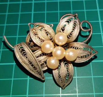 골드 컬러 꽃 디자인 브로치