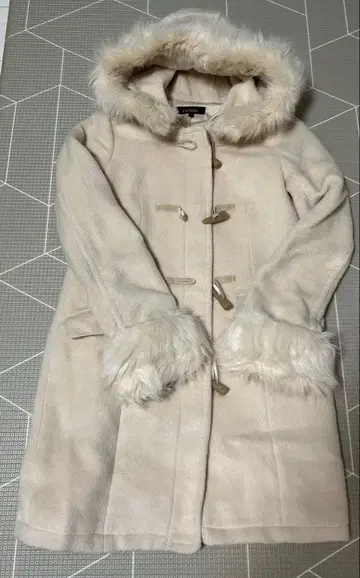 [ 오늘 삭제 ] 퍼가 달린 크림색 더플 코트 rienda