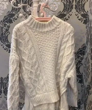 화이트 케이블 니트 하이넥 스웨터