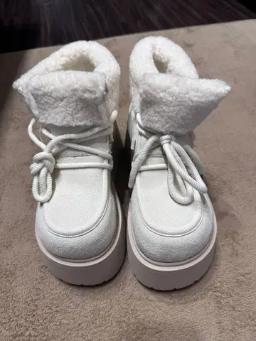 화이트 퍼 플랫폼 어그 부츠