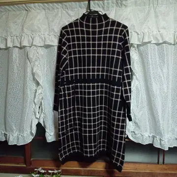 블랙 화이트 체크 무늬 긴팔 무릎 기장 원피스