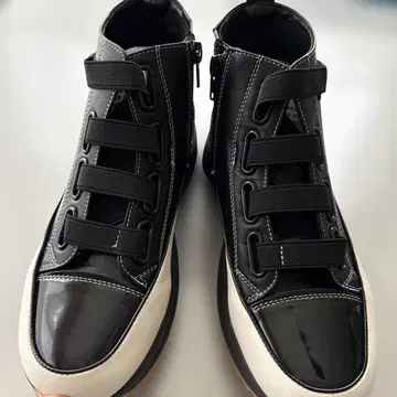 블랙/화이트 하이컷 스니커즈