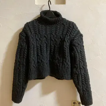 [ 인기 ] 자라 ZARA 하이넥 로우 게이지 케이블 니트 숏 스웨터