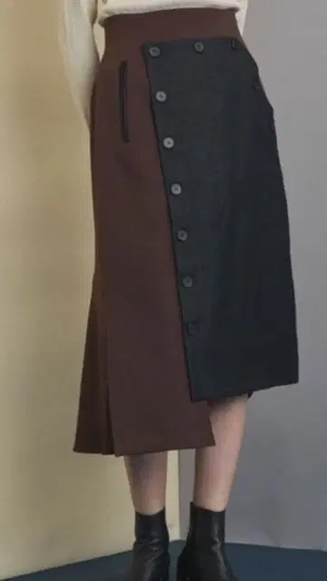 UNITEDTOKYO 인밸런스 앵글 버튼 스커트