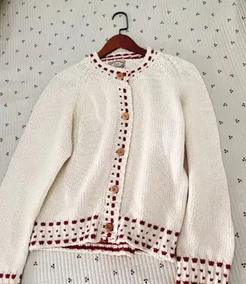 아이보리 니트 가디건 빨간색 무늬