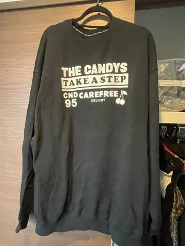 CANDY STRRIPER 프린트 맨투맨 블랙