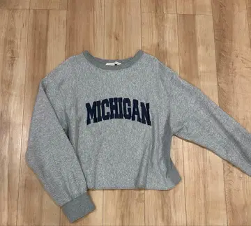 QUINOA 미시건 로고 크롭 맨투맨