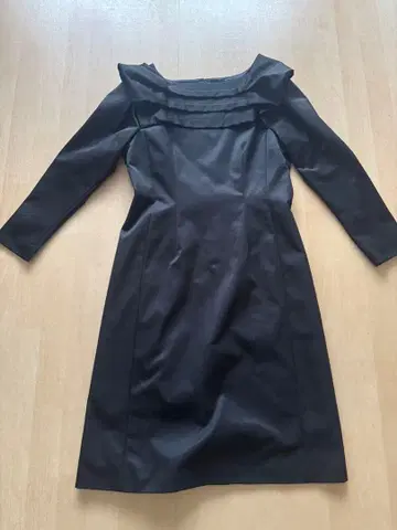 시착만 한 HIROKO KOSHINO 블랙 긴팔 무릎 기장 원피스