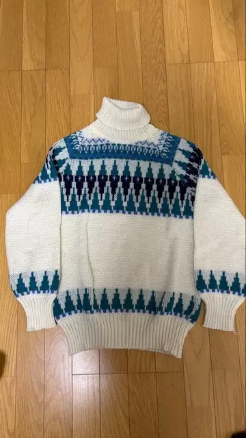 기하학 패턴 터틀넥 스웨터