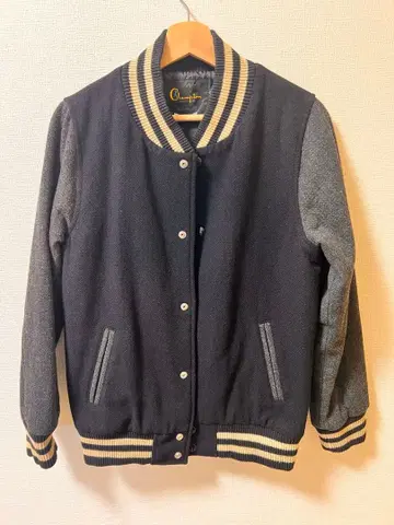 챔피언 바시티 자켓 블랙과 그레이 안쪽 퀼팅