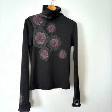 매쉬매니아 하보탄 터틀넥 긴팔 손가락 트임 상의