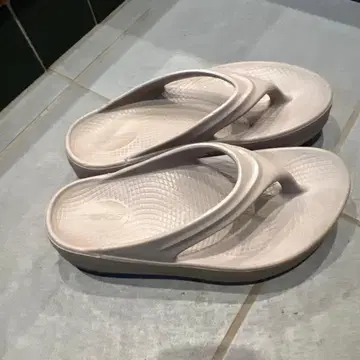 Oofos 베이지 플립플랍 w7