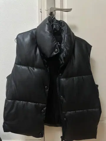 ZARA 블랙 다운 베스트 M 사이즈