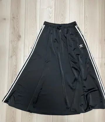 adidas 오리지널스 블랙 플레어 스커트