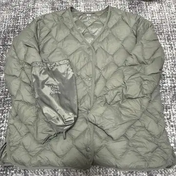 유니클로 울트라 라이트 다운 자켓 웨이브 퀼트 카키 XL