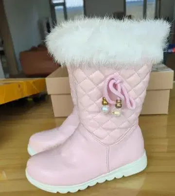 핑크색 퍼가 달린 어그 부츠