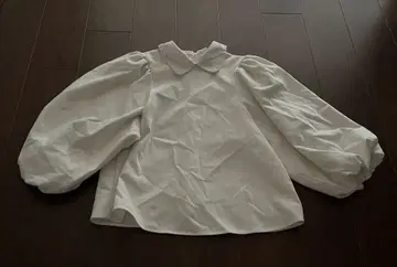 소매 볼륨 카라 부착 화이트 블라우스