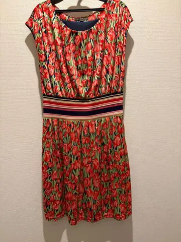 튤립 패턴 슬리브리스 원피스