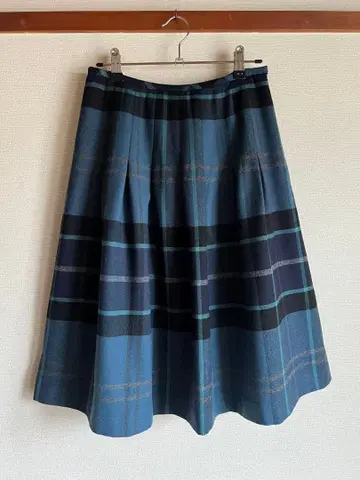 요크랜드 플레어 스커트 블루 계열 체크 무늬 무릎 기장