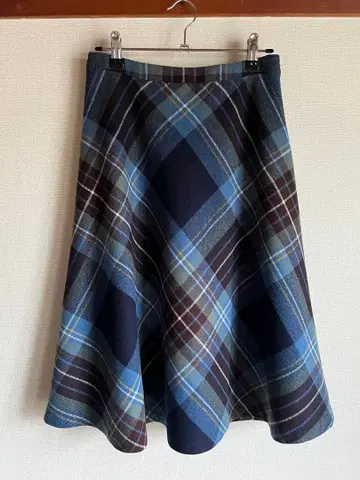 요크랜드 체크 무늬 플레어 스커트