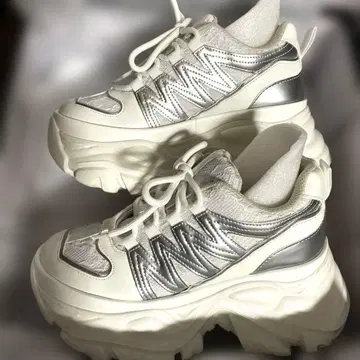 PAGEBOY 통굽 스니커즈 화이트 S 사이즈