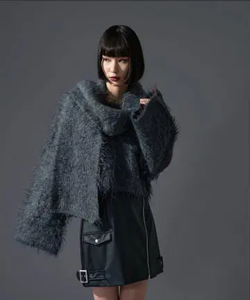 Ellno de Mavie 머플러 샤기 숏 니트 차콜 그레이