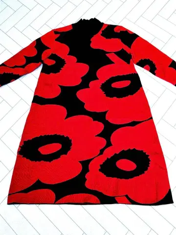 큰 꽃무늬 니트 원피스 마리메꼬풍 긴팔 빨간색 블랙