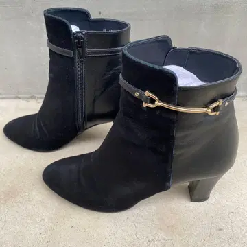 다이애나 블랙 스웨이드 가죽 부티 절개 디자인 23.5