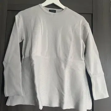 BARNEYS NEW YORK 옅은 그레이 페플럼 니트 긴팔