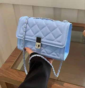 라이트 블루 퀼팅 숄더백