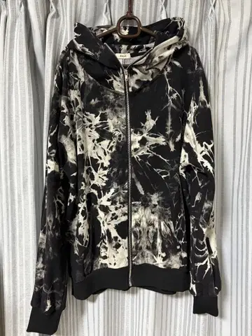 HUG.U 바그유 후드티 타이다이 패턴