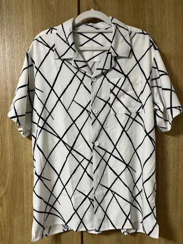 화이트 블랙 격자무늬 반팔 셔츠