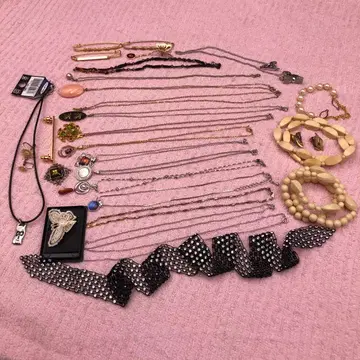 목걸이와 팔찌 세트