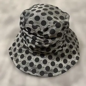 그레이와 블랙 도트 무늬 버킷 햇