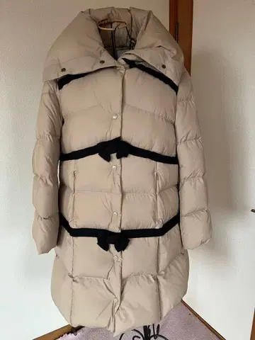 리본 포함 베이지 다운 자켓