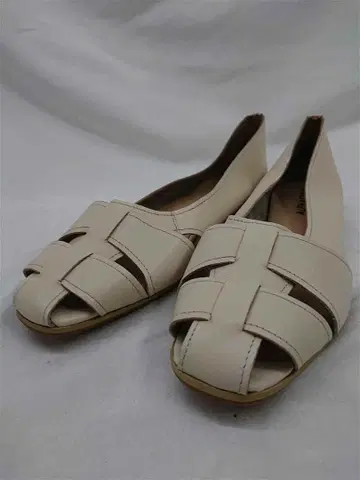 알파 큐빅 가죽 메쉬 펌프스 베이지 플랫슈즈